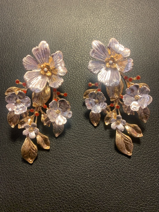 Jewelry - Silver And gold fashion flower earrings